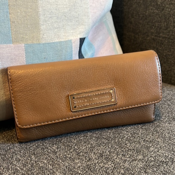 Marc Jacobs leather tan wallet - Picture 2 of 13